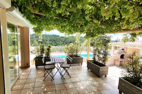 Country property, swimming pool and unobstructed view
