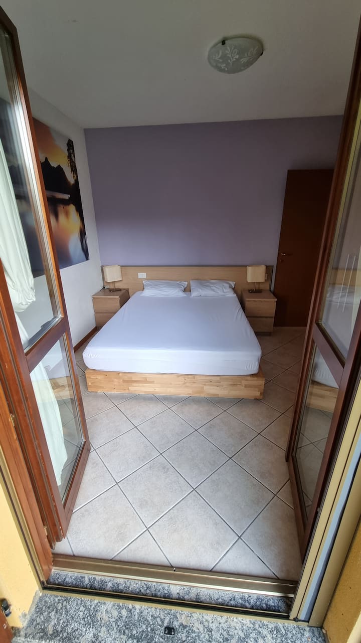 Chumba kikuu cha kulala cha ensuite kutoka bustani ya kibinafsi.