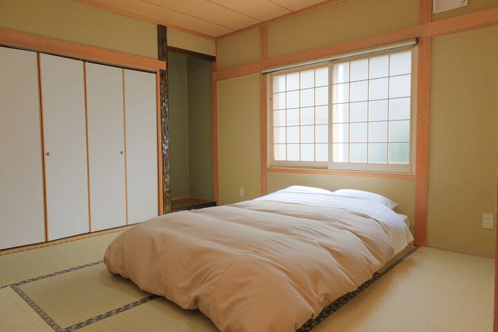 Soba u japanskom stilu pored spavaće sobe
Potpuno opremljen s dvostrukim krevetom