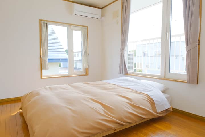 Na drugom katu nalazi se soba u zapadnjačkom stilu
u potpunosti je opremljen dvostrukim ogrtačem!
