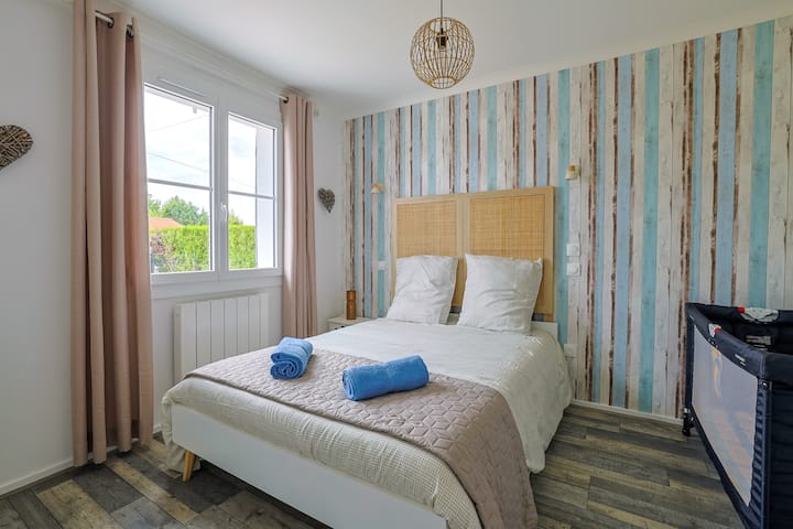 ✦ Spavaća soba 1. 
✦ Ručnik. 
Prijenosni ✦ klima-uređaj.  
Ulazni ✦ ormar
✦ Pogled na vrt + dvorište ispred kuće. 
✦ Sklopivi dječji krevetić (osigurajte posteljinu). 