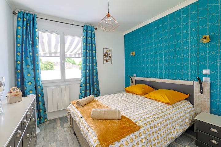 ✦ Spavaća soba 3.
✦ Ručnik. 
Prijenosni ✦ klima-uređaj.  
✦ Komoda s ladicama.
Ulazni ✦ ormar.
✦ Pogled na vrt bez mogućnosti da vas netko promatra. 