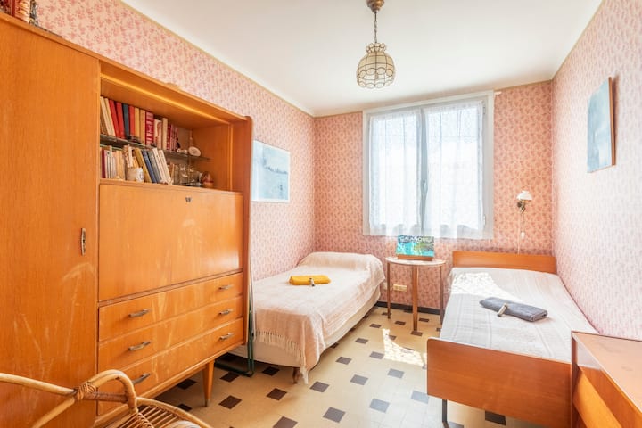 Спална соба 3 деца: 
- Два единечни кревета 90x190
- Прозорец со двојно стакло
- Шкаф за складирање
-Ventilator
- Фотелја