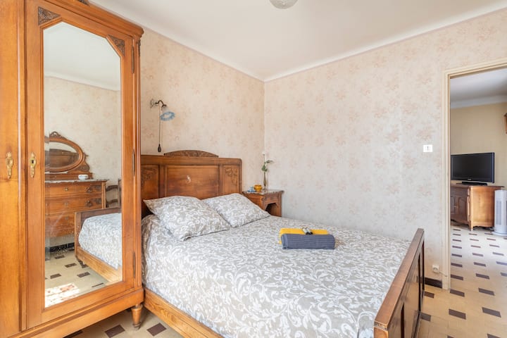 Спална соба 1:
- Дупли кревет 140x190
-Ventilator
- Алуминиумски двојно застаклен прозорец
- Простор за складирање