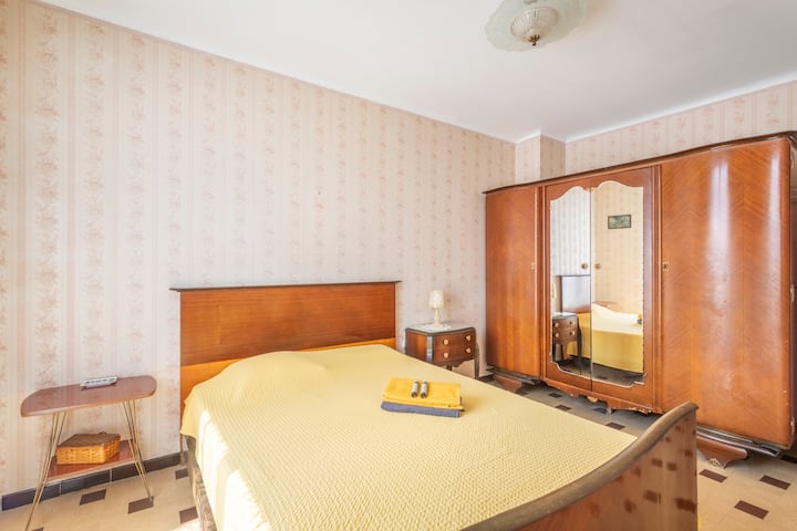 Спална соба 2:
- Дупли кревет 140x190
-Ventilator
- Алуминиумски двојно застаклен прозорец
- Опрема за складирање