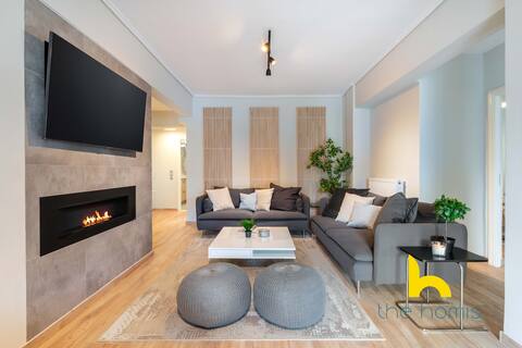 Sunny Athenian Oasis: Spacious Family Haven!