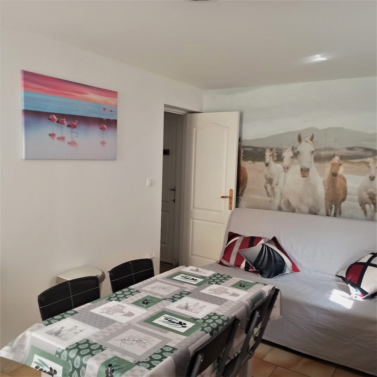 Annonce Airbnb populaire: Air-conditioned 2-bedroom apartment - parking à Arles