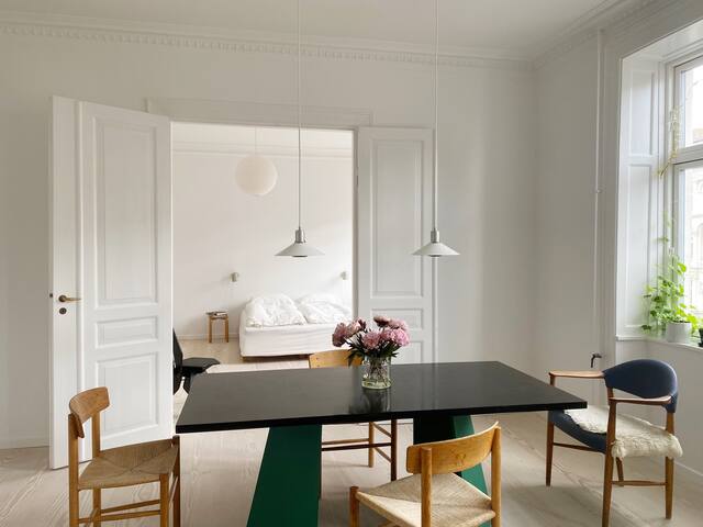 Beautiful and spacious home by the lakes