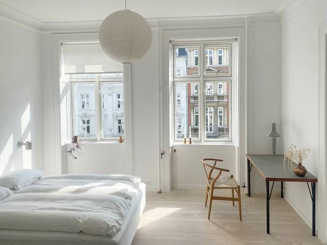 Beautiful and spacious home by the lakes gallery image 2