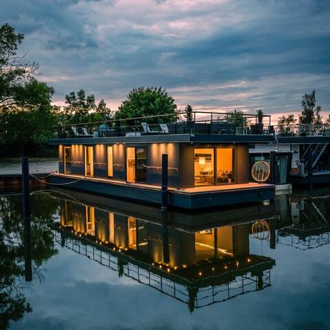 200 sqm floating penthouse