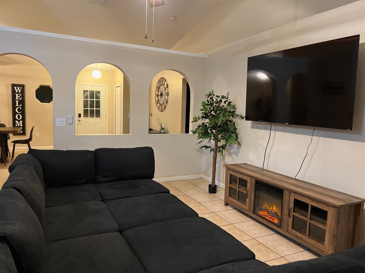 Popular Airbnb listing: Cozy 5 Bed w/ Private Pool Getaway! in Poinciana