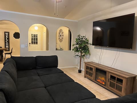 Popular Airbnb listing: Cozy 5 Bed w/ Private Pool Getaway! in Poinciana