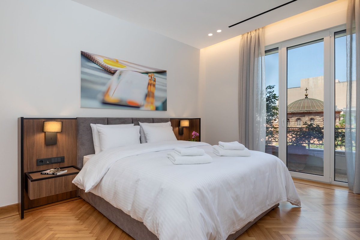 Camera da letto A. Un letto matrimoniale e un letto singolo. Arioso e luminoso con grandi finestre e bella vista. Ampi armadi. Completamente climatizzato. Smart TV. Cassaforte.