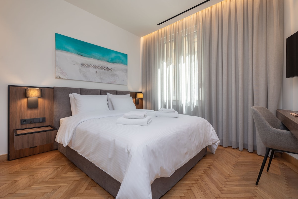 Camera da letto B. Un letto matrimoniale matrimoniale. Arioso e luminoso con grande finestra. Ampi armadi. Completamente climatizzato. Bagno interno. Smart TV.