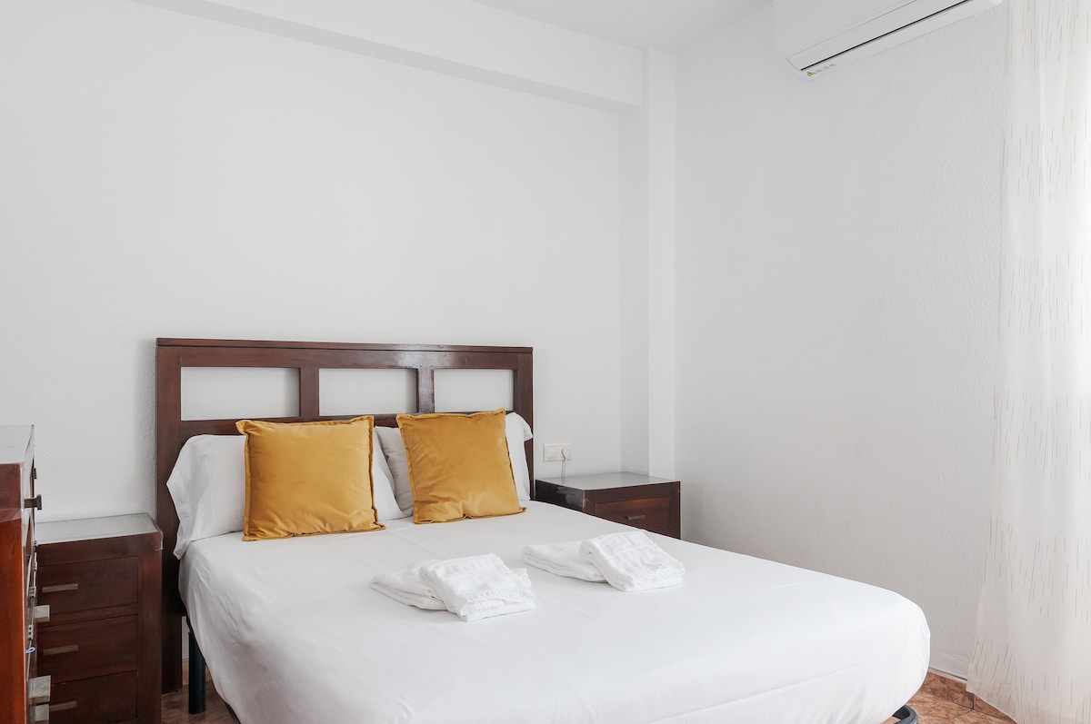 Successful Airbnb property: Full Kitchen and Bath | TV | Excellent Location in Parque Ayala