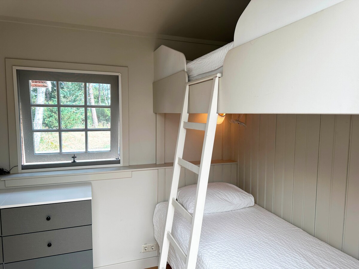 Malá izba s poschodovou posteľou.