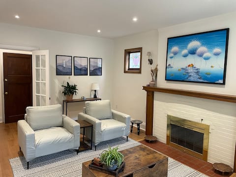 Top performing Airbnb: 2-Bedroom House In Deer Park in Toronto—St. Paul's