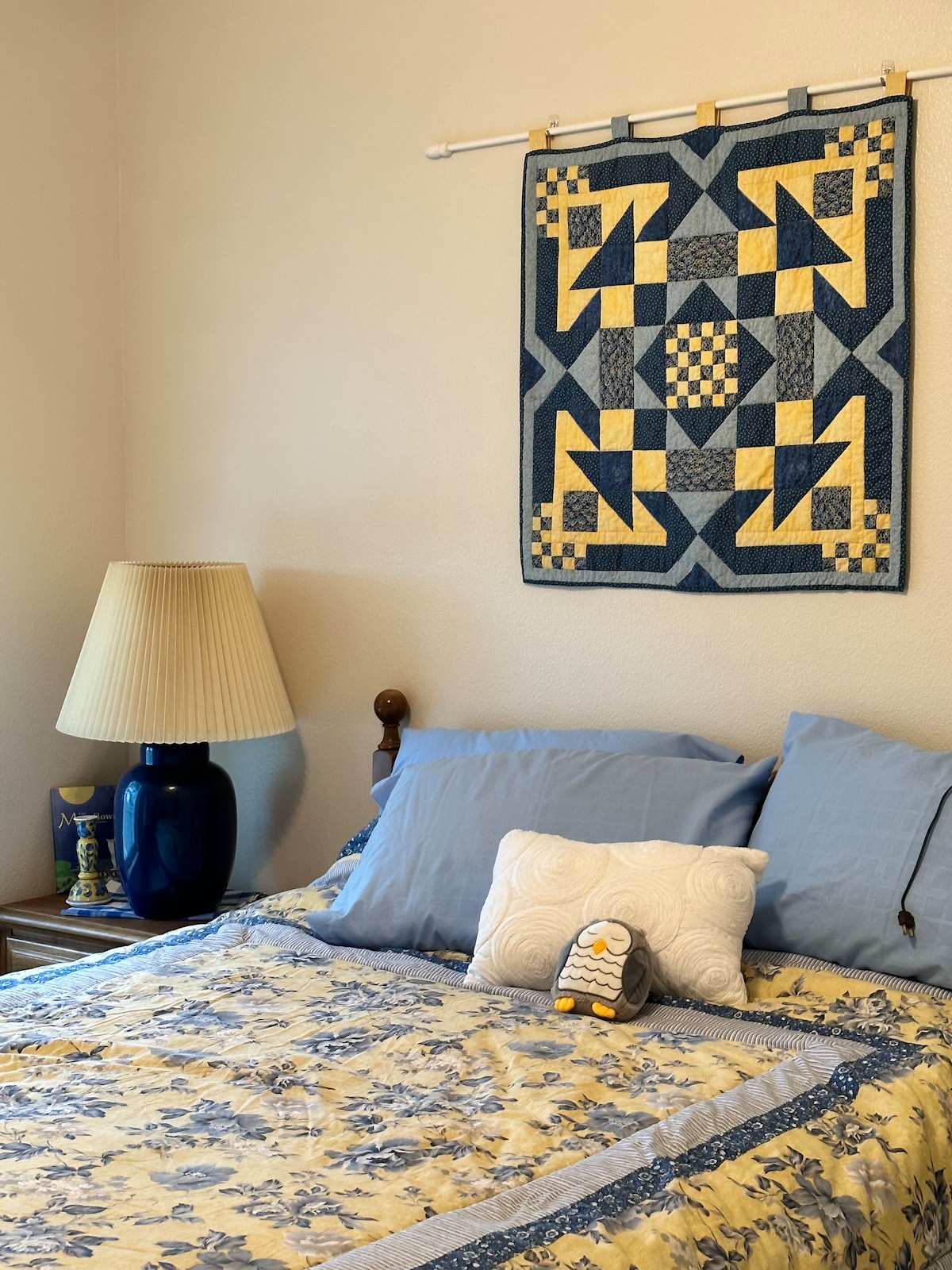 Alaskan Forget-Me-Not Queen Room ხედით.  Ამ ოთახს ასევე აქვს სკამი, პატარა მაგიდა და ბარგის საკიდი კარადაში.  Ყველა კარადას აქვს განათება. 