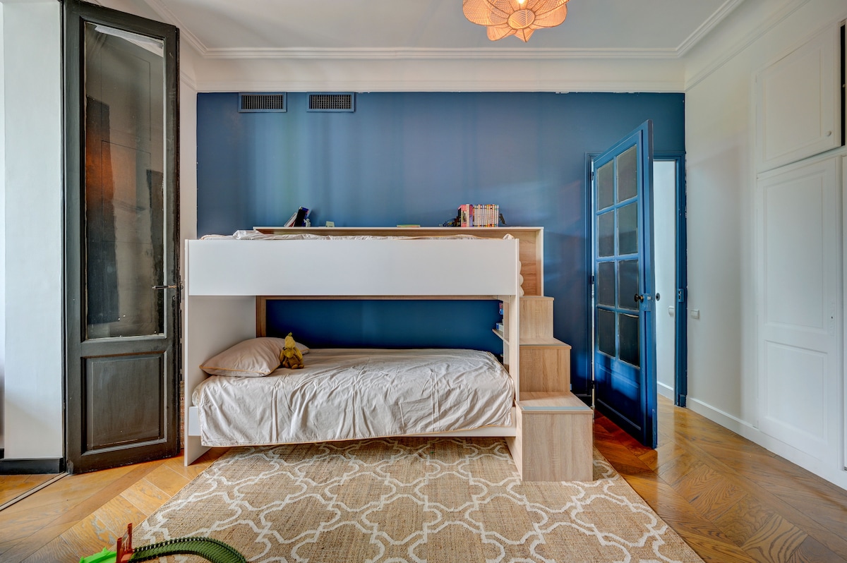 ห้องนอนเด็ก 4 พร้อมเตียงสองชั้นและห้องน้ำรวมพร้อมห้องนอน 2 