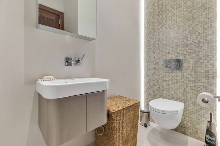 Superb Kensington Family space suit 5 max gallery image 5