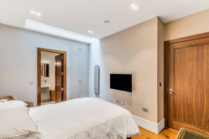 Superb Kensington Family space suit 5 max gallery image 3