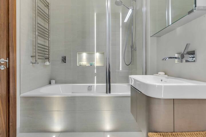 Superb Kensington Family space suit 5 max gallery image 4