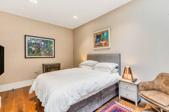 Superb Kensington Family space suit 5 max gallery image 2