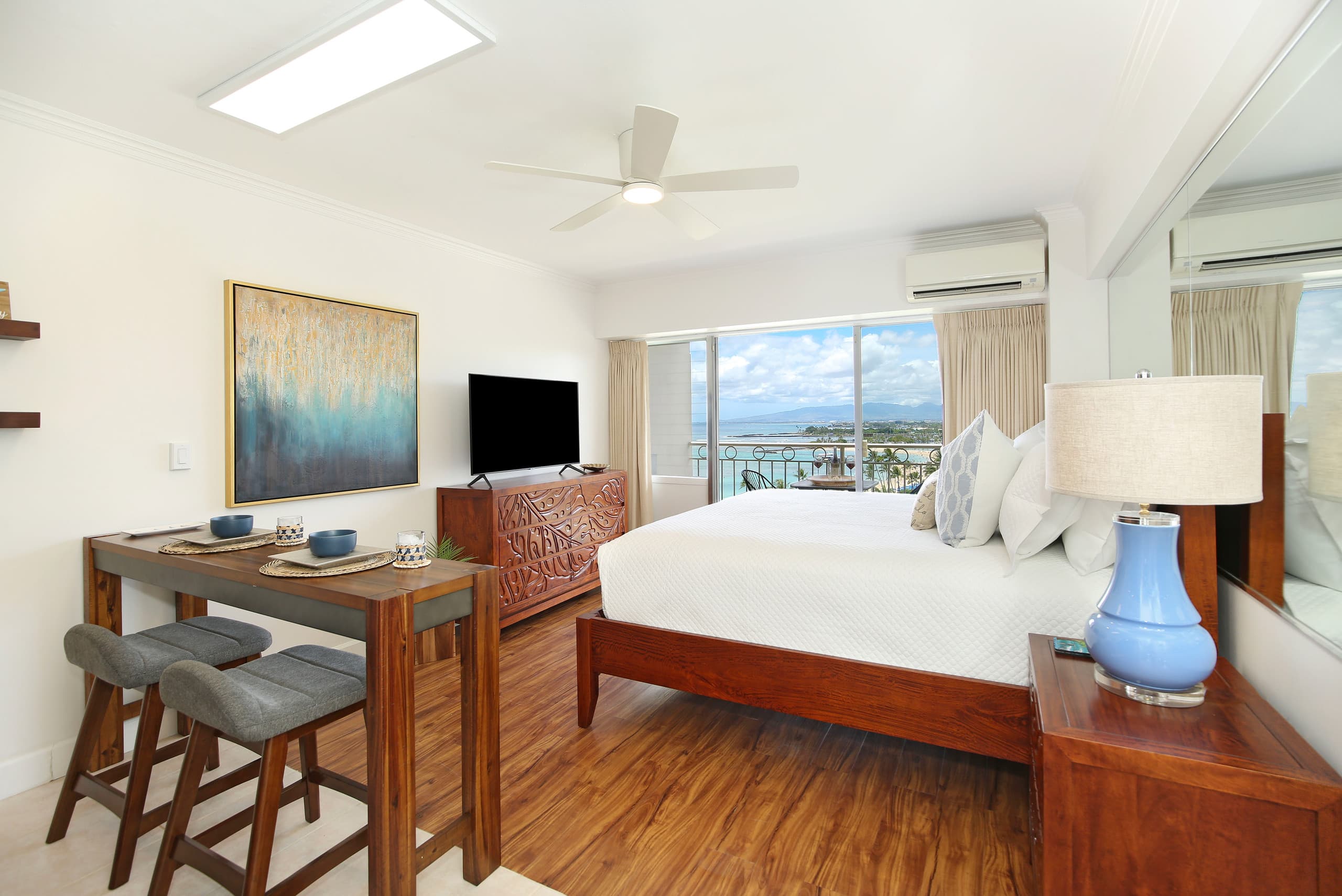 Condo in Honolulu · ★5.0 · Studio · 1 bed · 1 private bath - Image 1