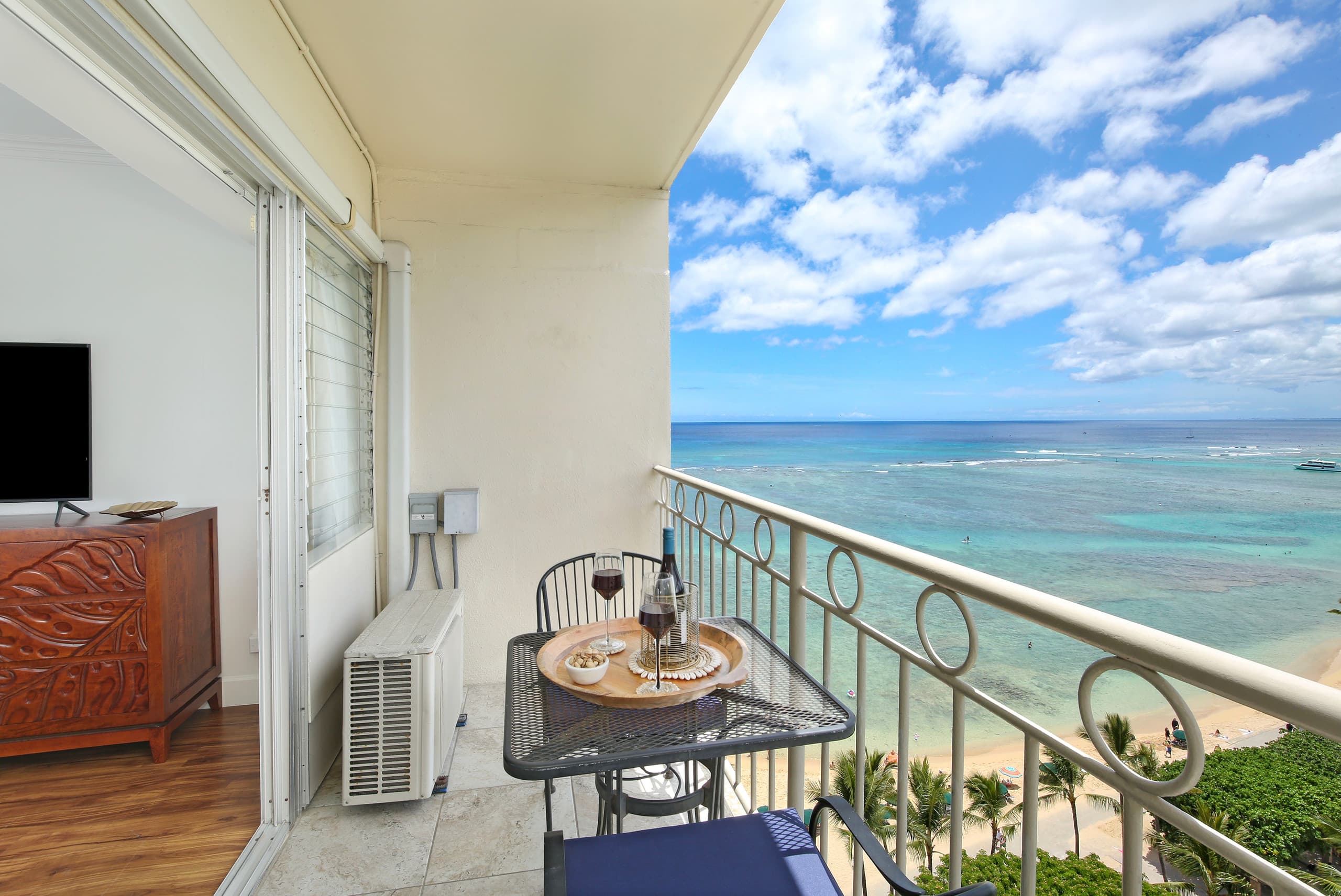 Condo in Honolulu · ★5.0 · Studio · 1 bed · 1 private bath - Image 17