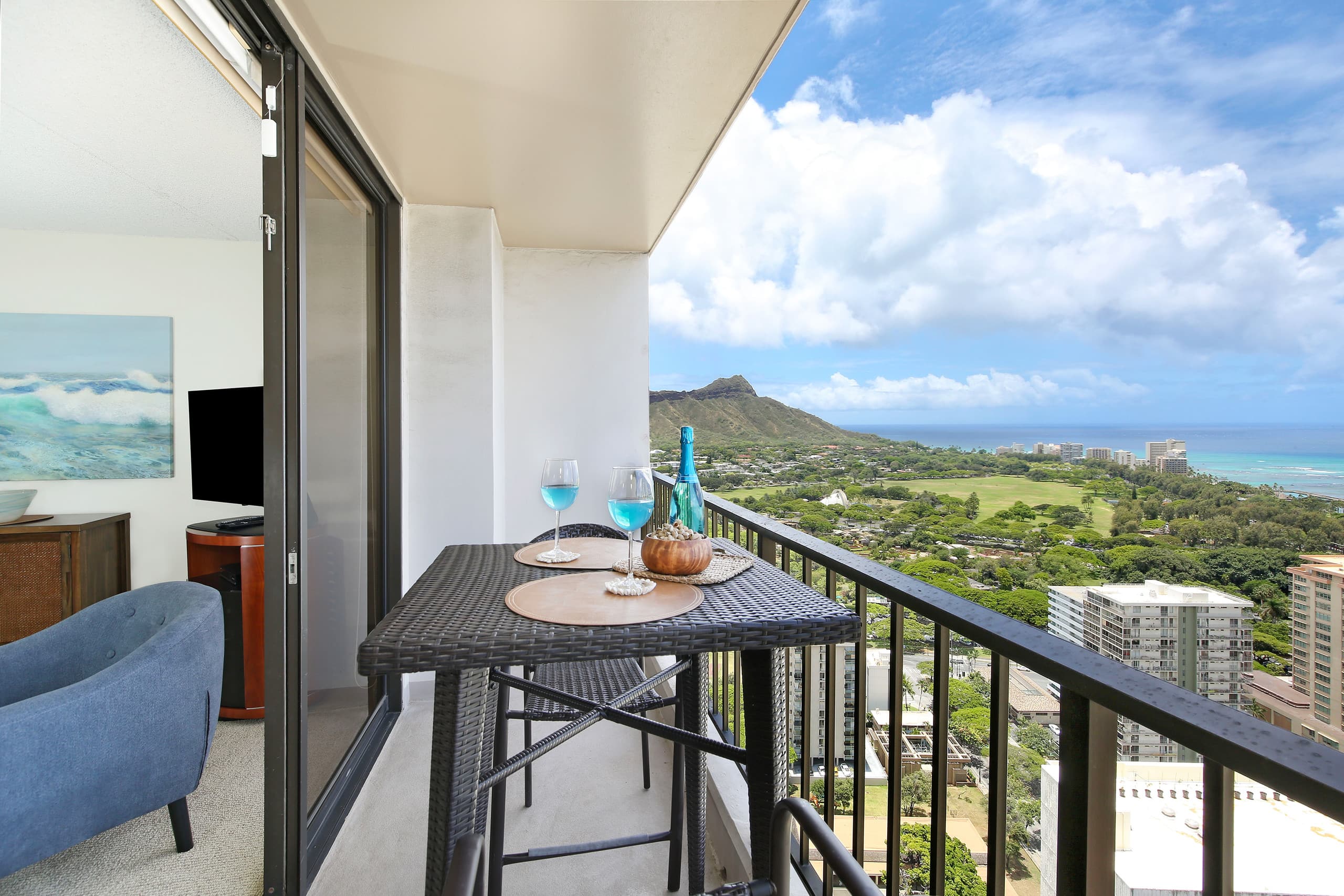 Condo in Honolulu · ★4.72 · 1 bedroom · 2 beds · 1 private bath - Image 17