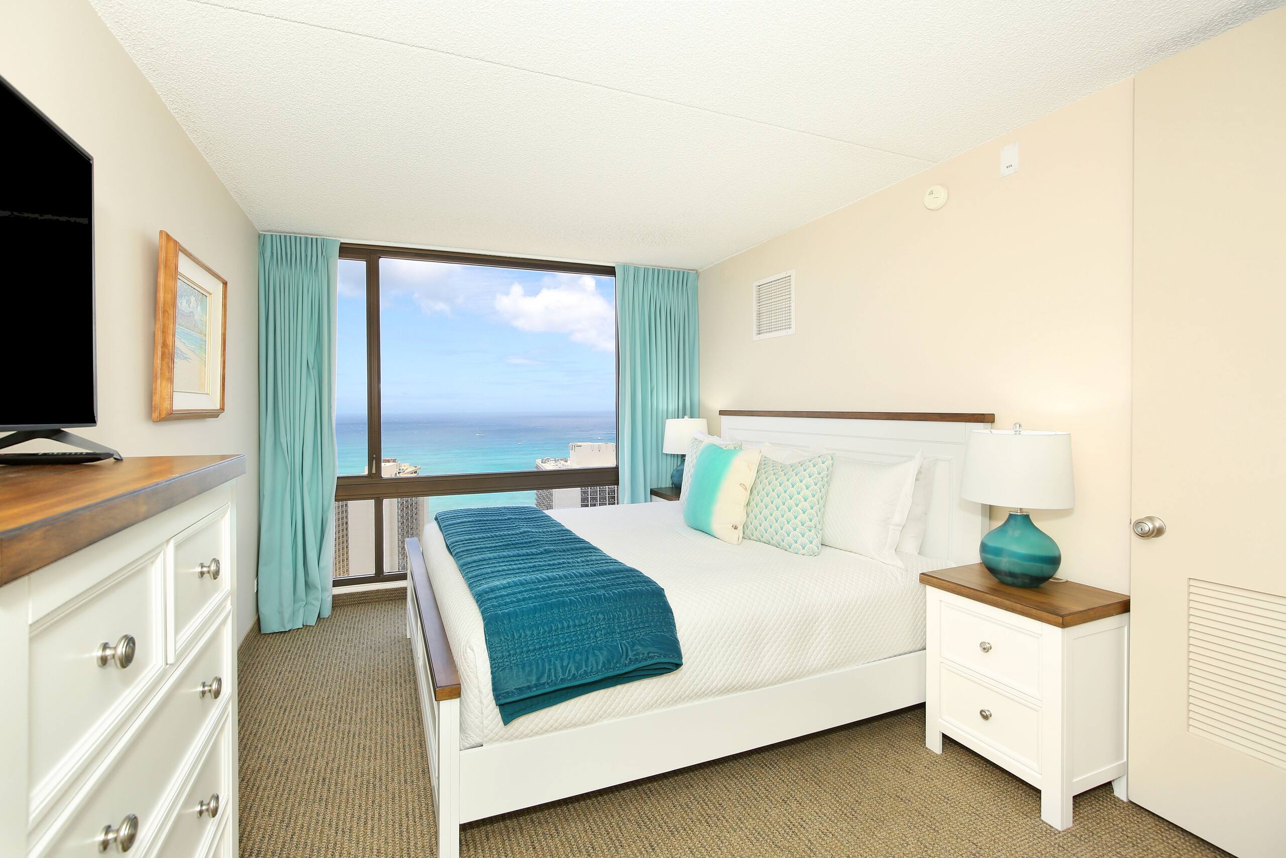 Condo in Honolulu · ★4.72 · 1 bedroom · 2 beds · 1 private bath - Image 13