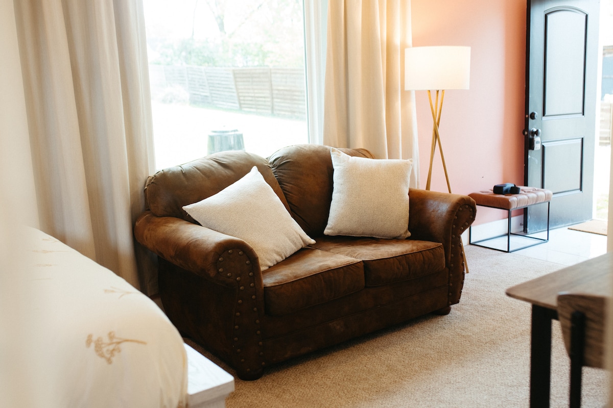 Top performing Airbnb: Serene Private Backyard Studio. Near BNA, Downtown in South Nashville