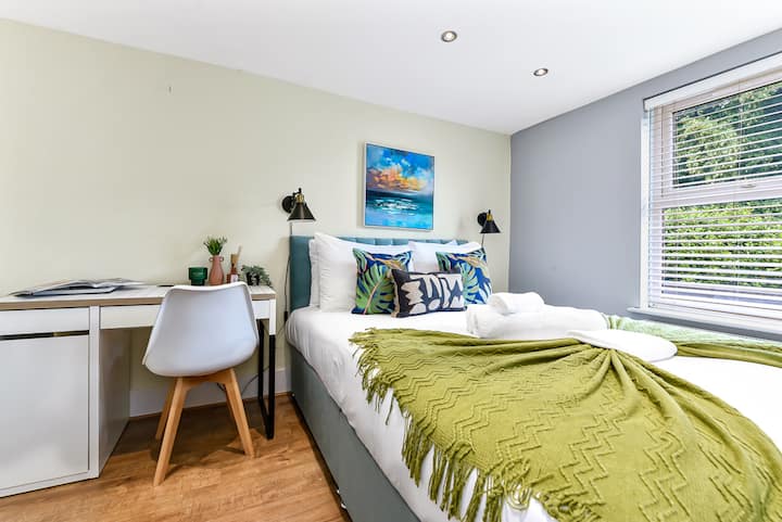 Warmth & Grace: Comfy Homestead For Large Groups - Ilford
