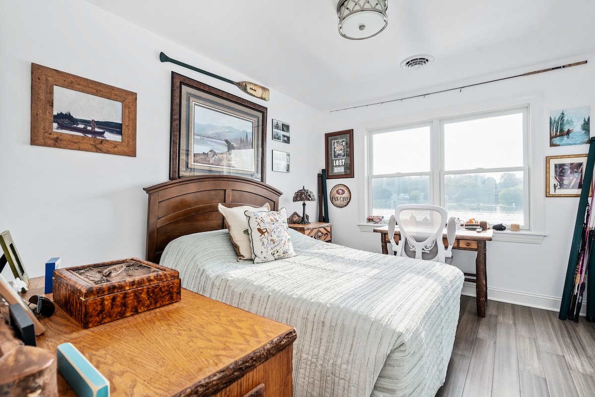 Chumba cha kulala cha tatu juu. Kitanda chenye ukubwa kamili na mwonekano ulioje! 