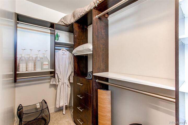 Stylish RiNo Townhome w/Rooftop & Walk to Downtown gallery image 5