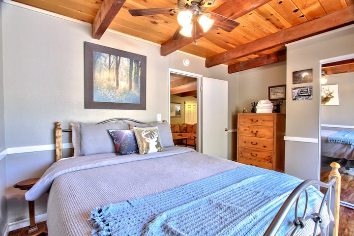 Dhoma e gjumit 1 - Kjo dhomë ka daljen e vet në kuvertë. 