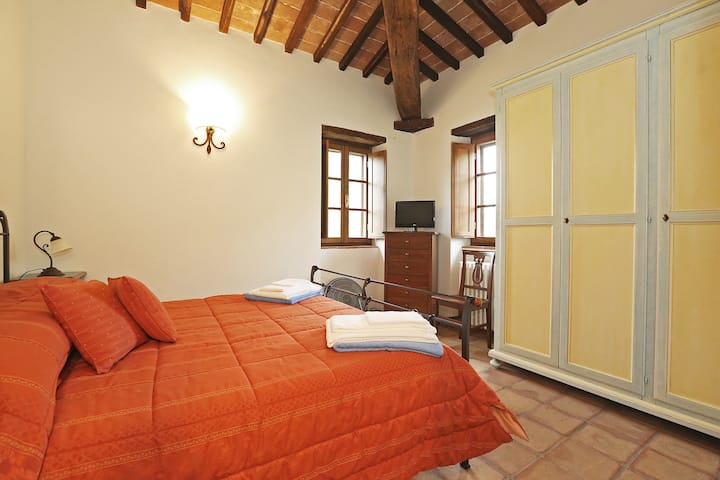 Chumba cha kulala cha Ghorofa Kuu na WARDROBE kubwa, Mavazi, TV na Usiku.
Madirisha Yote Yana Shutters za Mbao Ili kuzuia Mwanga. 