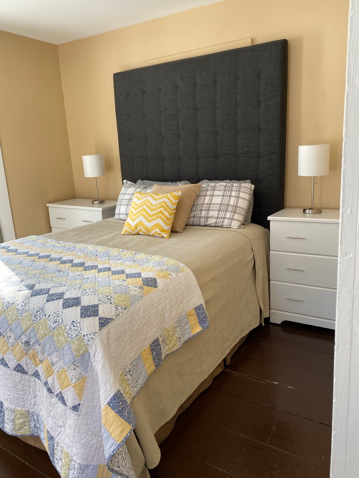 Très grande chambre principale - lit queen super confortable plus lit jumeau et un bureau pour l'école /le travail à distance