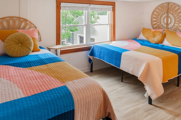 Dormitorio 2: una cama tamaño queen, una cama individual (segundo piso)
Altura baja del techo