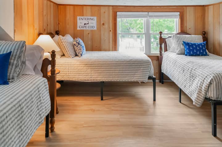 Dormitorio #3: tres camas individuales (segundo piso)
Altura baja del techo