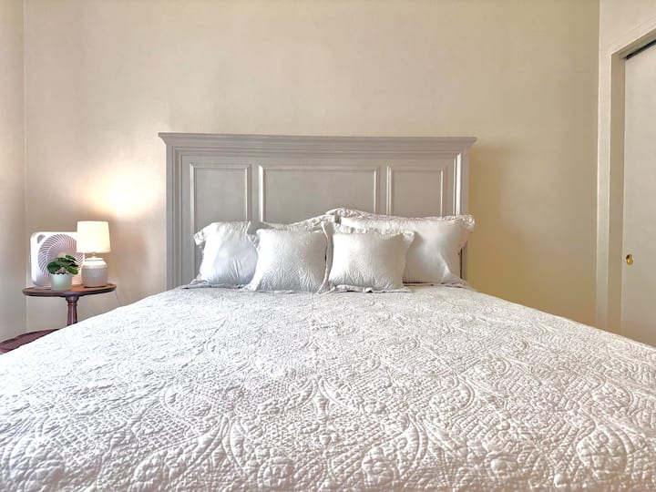 Удобен брачен кревет (широк 150-179 см) со USB полначи на таблата! 