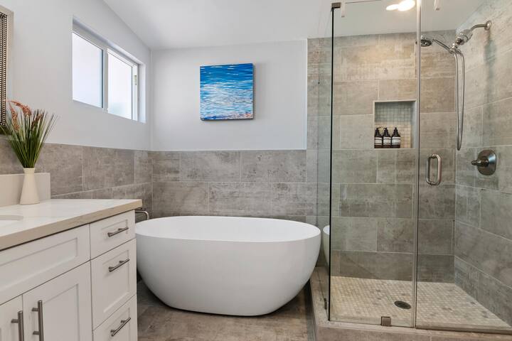 Lovely home with patio near Universal & Hollywood gallery image 3