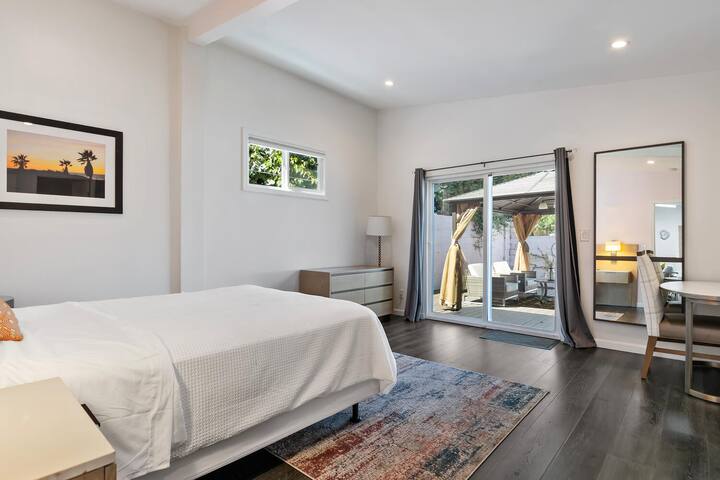 Lovely home with patio near Universal & Hollywood gallery image 2