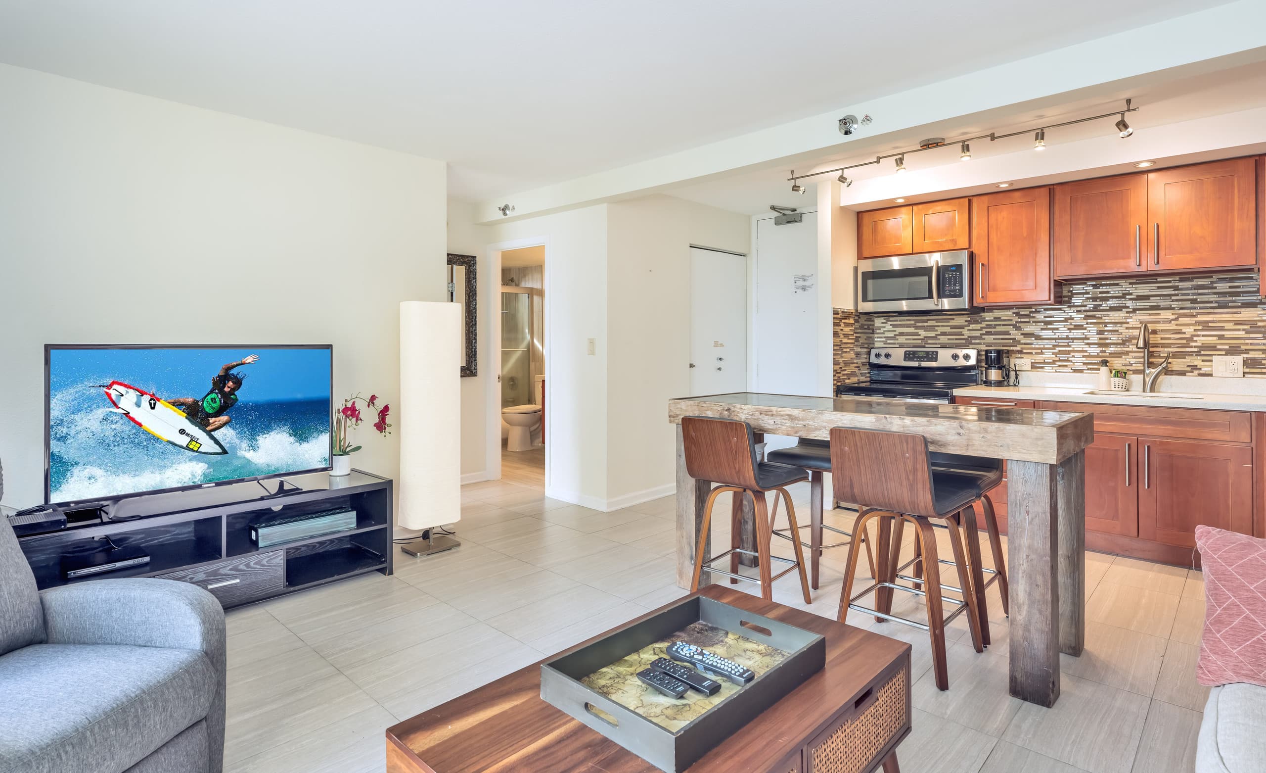 Partial OceanView Waikiki Condo Pool +Free Parking - Image 1