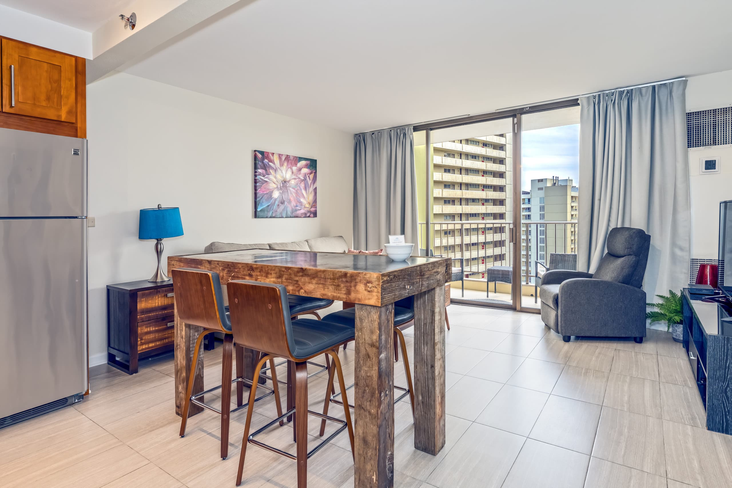 Partial OceanView Waikiki Condo Pool +Free Parking - Image 2