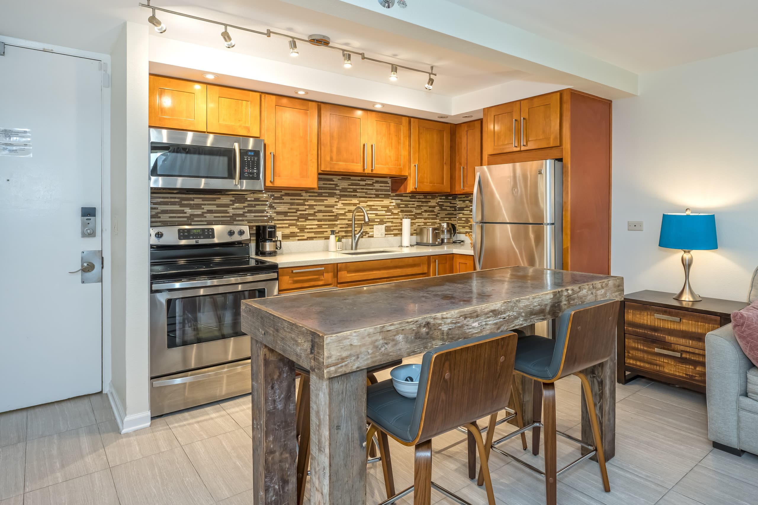 Partial OceanView Waikiki Condo Pool +Free Parking - Image 3