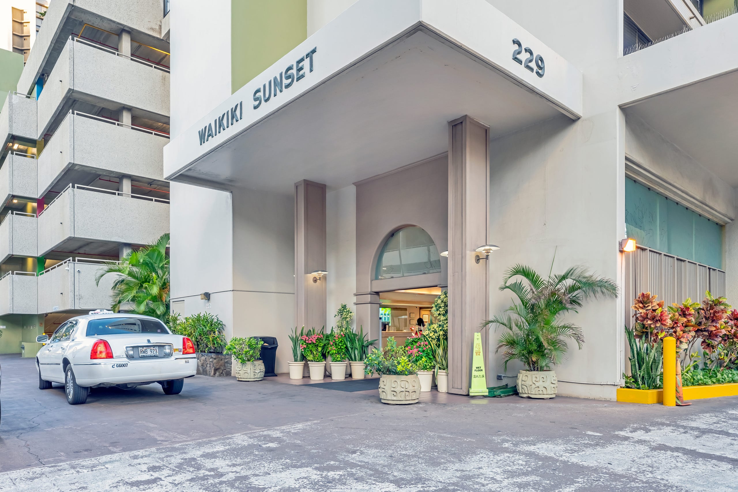 Partial OceanView Waikiki Condo Pool +Free Parking - Image 7