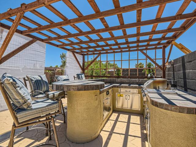 Villa with 2 Casita*Pool *7 Br4Bath-RV parking gallery image 5