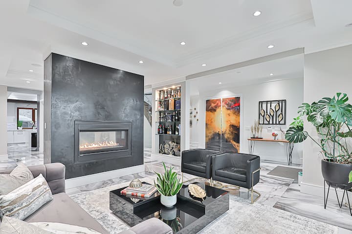 Toronto Luxe Stay, Spa, Bar & Golf Nearby