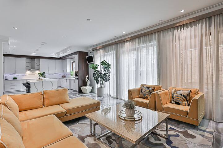 Toronto Luxe Stay, Spa, Bar & Golf Nearby gallery image 2